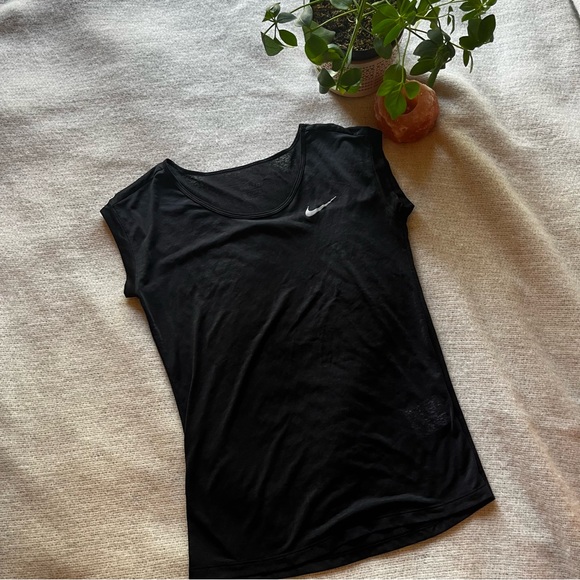 NIKE Dri-Fit Cool Breeze Tshirt - Picture 2 of 5